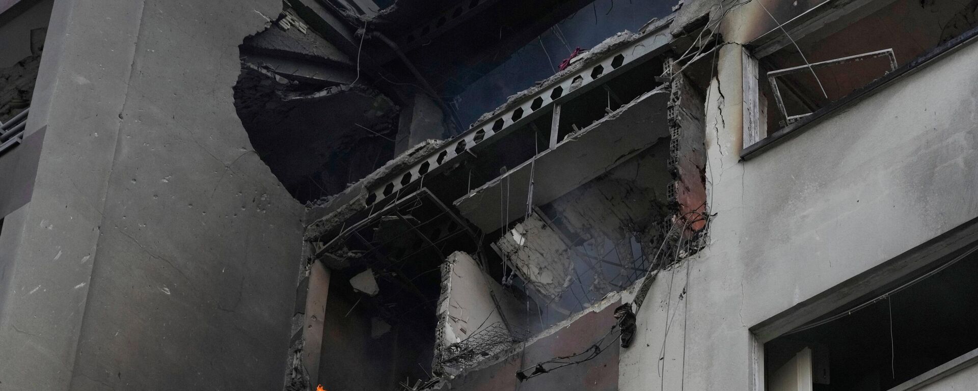 تظهر الأضرار في مبنى بعد انفجار في مجمع سكني بعد هجوم إسرائيلي على العاصمة الإيرانية طهران، الجمعة 13 يونيو 2025 - سبوتنيك عربي, 1920, 13.06.2025