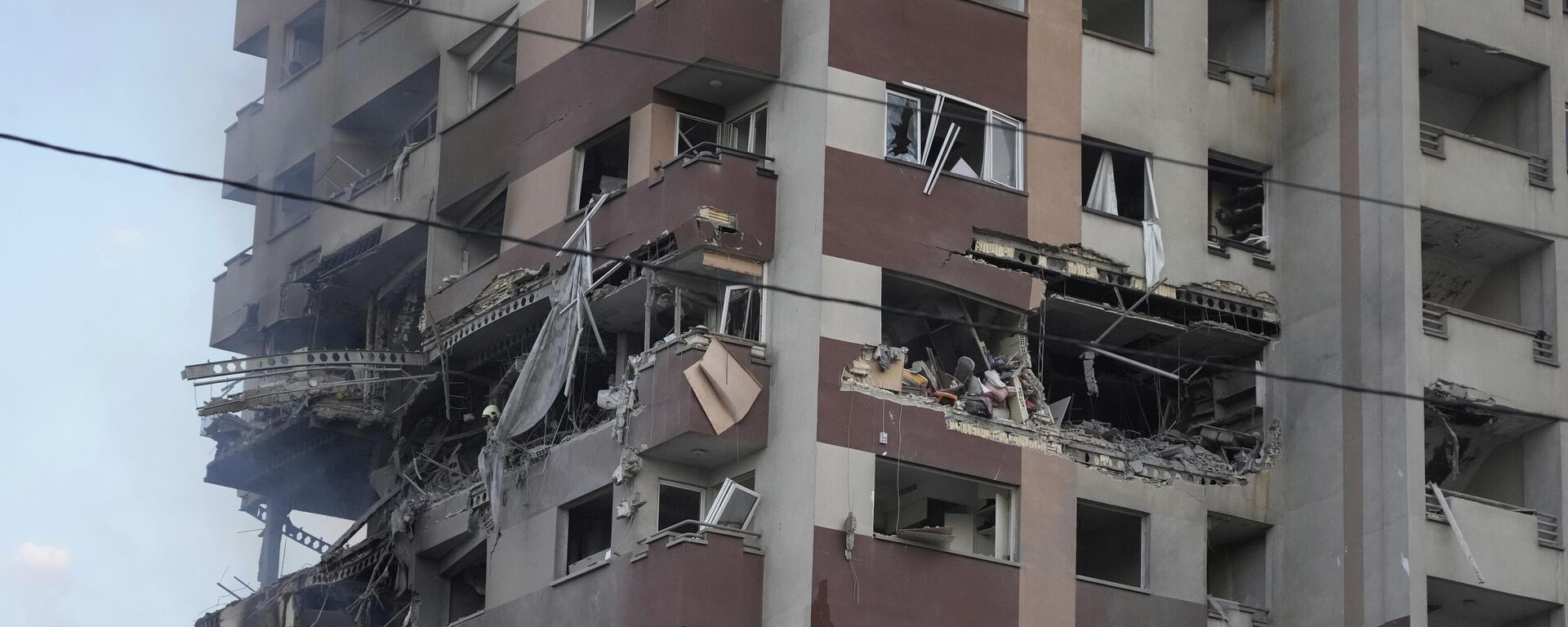 أضرار في مبنى سكني نتيجة الهجوم الإسرائيلي على العاصمة الإيرانية طهران، الجمعة 13 يونيو/حزيران 2025 - سبوتنيك عربي, 1920, 21.06.2025