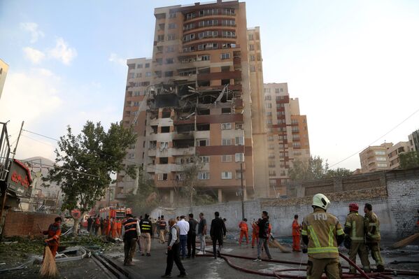 منظر لمبنى متضرر آخر في العاصمة الإيرانية طهران، إثر هجوم إسرائيلي، في 13 يونيو/حزيران 2025. فرق الإطفاء تُرسل إلى المنطقة. - سبوتنيك عربي