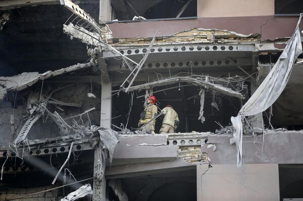 منظر لمبنى متضرر في العاصمة الإيرانية طهران، إثر هجوم إسرائيلي، في 13 يونيو/حزيران 2025. فرق الإطفاء تُرسل إلى المنطقة. - سبوتنيك عربي