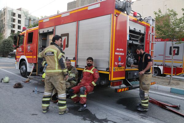 صورة لمبنى متضرر في العاصمة الإيرانية طهران، إثر هجوم إسرائيلي، في 13 يونيو/حزيران 2025. فرق الإطفاء تُرسل إلى المنطقة. - سبوتنيك عربي