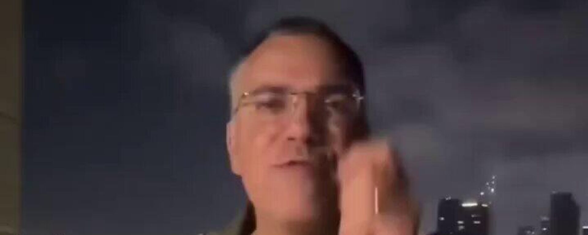 يد أفيخاي أدرعي ترتجف بعد الهجوم الإيراني - سبوتنيك عربي, 1920, 14.06.2025