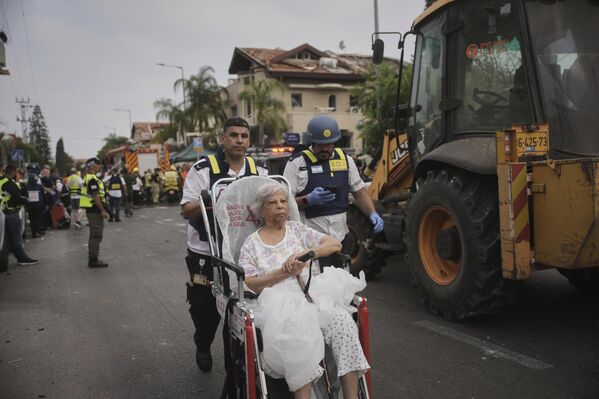 مسعفون يخلون امرأة من موقع تعرض لقصف صاروخي من إيران، في ريشون لتسيون، إسرائيل، يوم السبت 14 يونيو/حزيران 2025. - سبوتنيك عربي