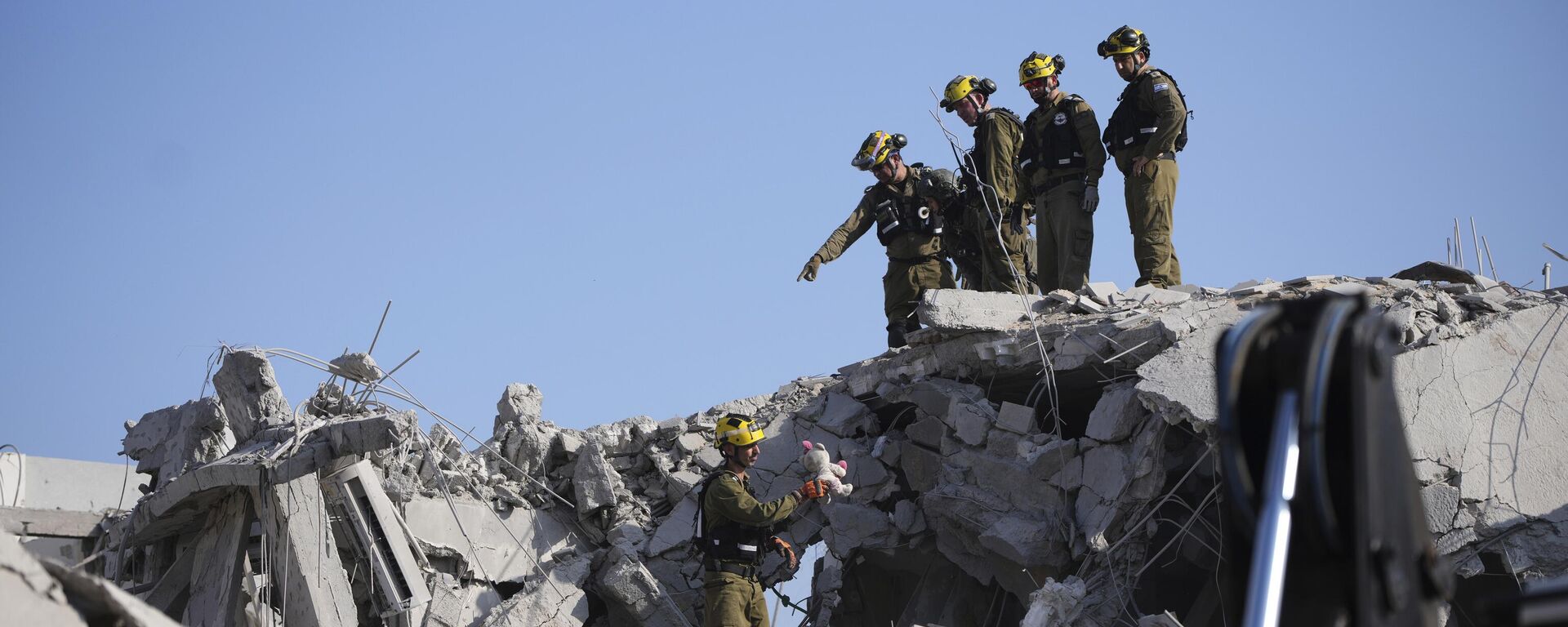 قوات الأمن الإسرائيلية تتفقد المنازل المدمرة التي أصابها صاروخ أطلق من إيران، في ريشون لتسيون، إسرائيل، يوم السبت 14 يونيو/حزيران 2025. - سبوتنيك عربي, 1920, 03.08.2025