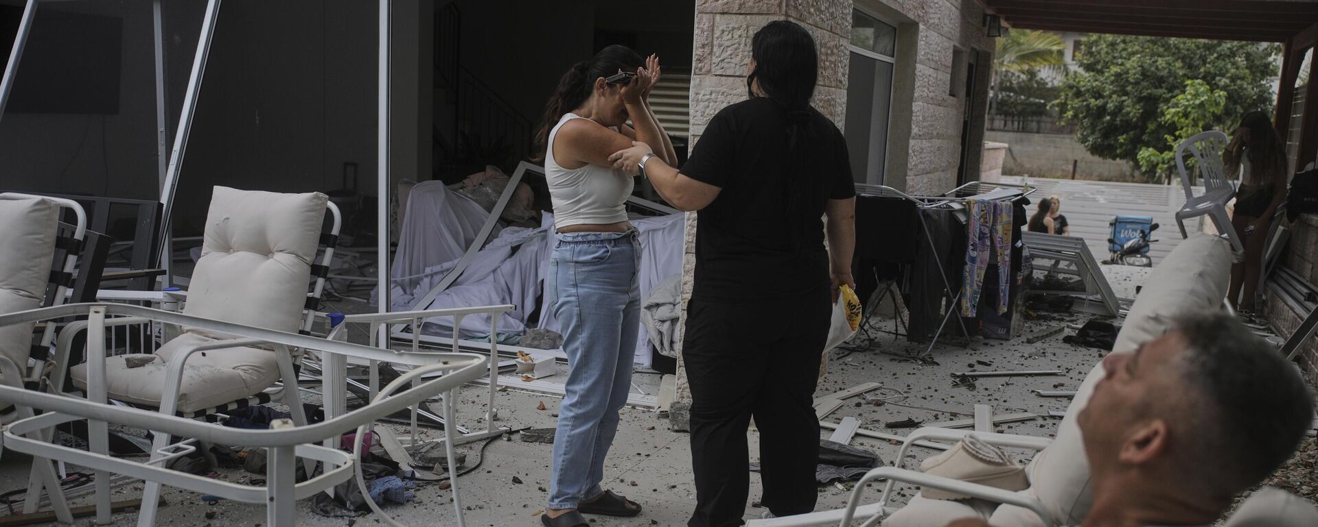 يتفاعل السكان بعد إصابة منزلهم بصاروخ أطلق من إيران، في ريشون لتسيون، إسرائيل، يوم السبت 14 يونيو 2025. - سبوتنيك عربي, 1920, 18.06.2025