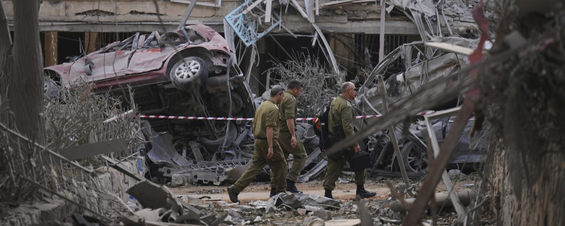 قوات الأمن الإسرائيلية تتفقد المباني السكنية المدمرة التي أصابتها صاروخ أطلق من إيران، في رامات جان، بالقرب من تل أبيب، إسرائيل، يوم السبت 14 يونيو 2025. - سبوتنيك عربي, 1920, 19.06.2025