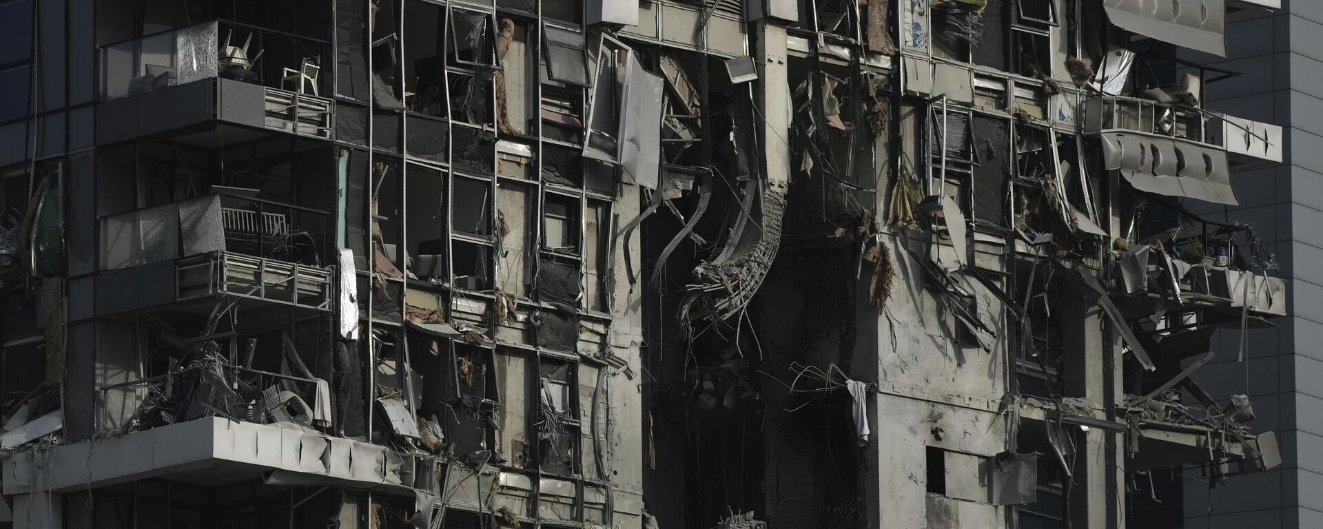 مبنى سكني أصيب بصاروخ أطلق من إيران، يظهر في تل أبيب، إسرائيل، يوم السبت 14 يونيو/حزيران 2025. - سبوتنيك عربي, 1920, 14.06.2025