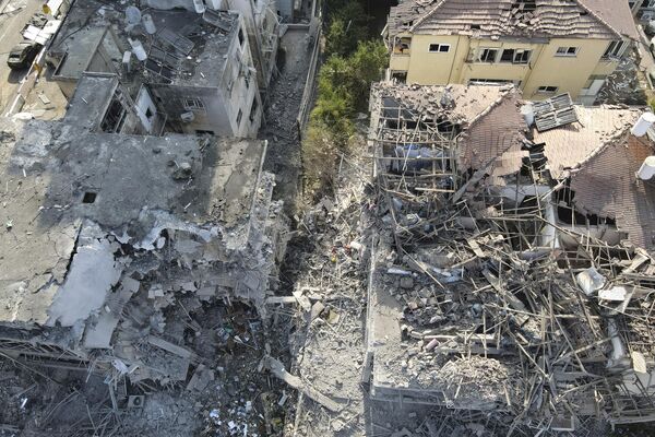 تظهر المباني السكنية المدمرة التي أصابها صاروخ أطلق من إيران في رامات جان، بالقرب من تل أبيب، إسرائيل، يوم السبت 14 يونيو 2025. - سبوتنيك عربي