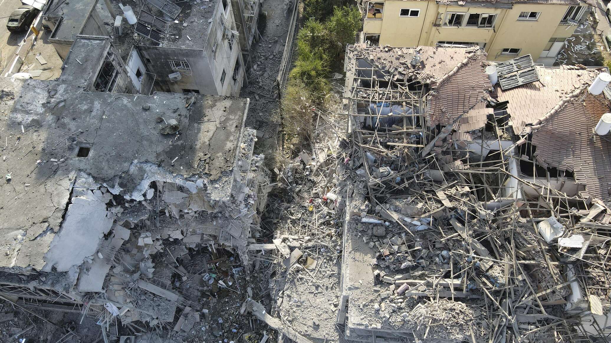 4 قتلى في قصف إيراني على تل أبيب... وإسرائيل ترد باستهداف منشآت عسكرية ونفطية في طهران