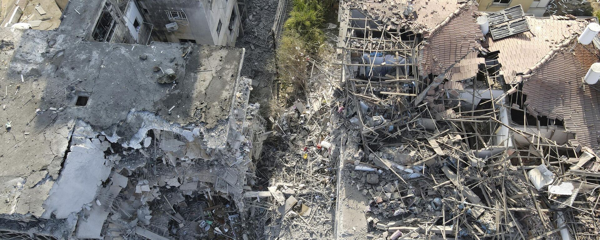 تظهر المباني السكنية المدمرة التي أصابها صاروخ أطلق من إيران في رامات جان، بالقرب من تل أبيب، إسرائيل، يوم السبت 14 يونيو 2025. - سبوتنيك عربي, 1920, 14.06.2025