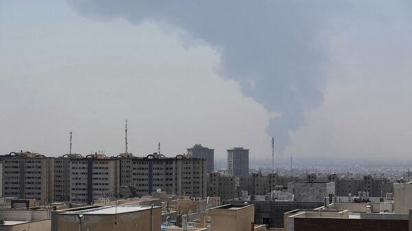 دخان كثيف يتصاعد من منشأة نفطية، بعد انفجار وقع في جنوب طهران، إيران، 14 يونيو/ حزيران 2025 - سبوتنيك عربي