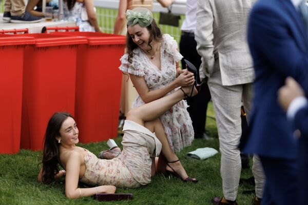 استمتع رواد سباقات الخيل بيوم السيدات في مهرجان إبسوم ديربي 2025 في مضمار إبسوم داونز لسباق الخيل، 6 يونيو/حزيران 2025، في إبسوم، إنجلترا. - سبوتنيك عربي