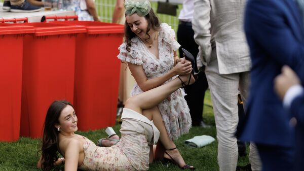 Посетительницы ​​на фестивале Epsom Derby на ипподроме Epsom Downs в Эпсоме, Англия - سبوتنيك عربي