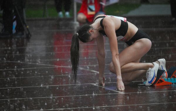 كارينا كوتشيتكوفا (روسيا) في سباق 400 متر للسيدات في مسابقة زنامينسكي براذرز التذكارية كجزء من أسبوع ألعاب القوى في موسكو. - سبوتنيك عربي