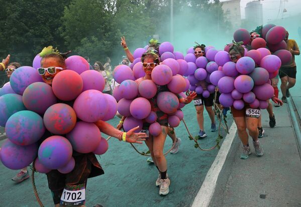 المشاركون في السباق الملون في موسكو. - سبوتنيك عربي