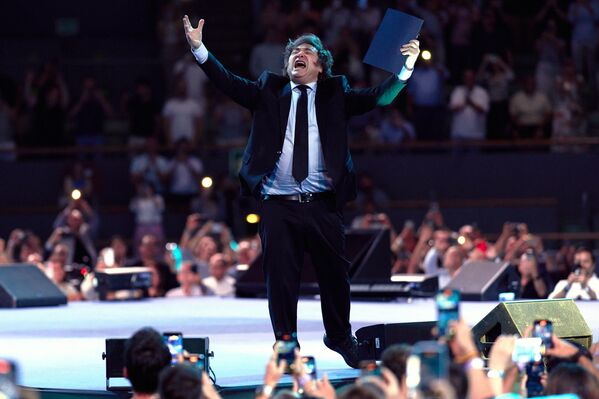 الرئيس الأرجنتيني خافيير ميلي يصل لإلقاء كلمة خلال المنتدى الاقتصادي في مدريد، إسبانيا، الأحد 8 يونيو 2025. - سبوتنيك عربي