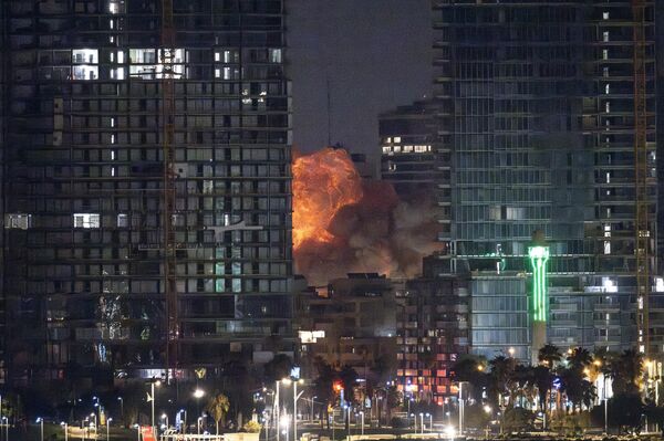 تصاعد الدخان واللهب في إسرائيل إثر ضربات إيرانية على مبنى في تل أبيب. - سبوتنيك عربي