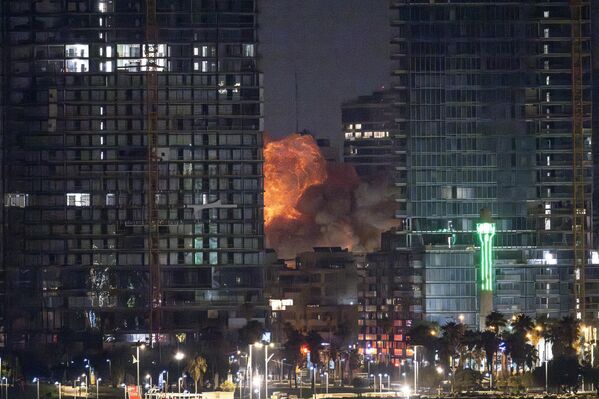 تصاعد الدخان واللهب في إسرائيل إثر ضربات إيرانية على مبنى في تل أبيب. - سبوتنيك عربي