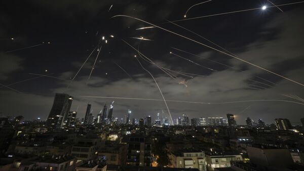نظام الدفاع الجوي الإسرائيلي القبة الحديدية تحاول اعتراض الصواريخ خلال الهجوم الإيراني على تل أبيب - سبوتنيك عربي