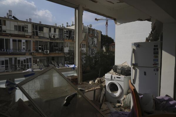 شقة متضررة في مبنى سكني بالقرب من تل أبيب جراء صاروخ أطلق من إيران باتجاه إسرائيل. - سبوتنيك عربي