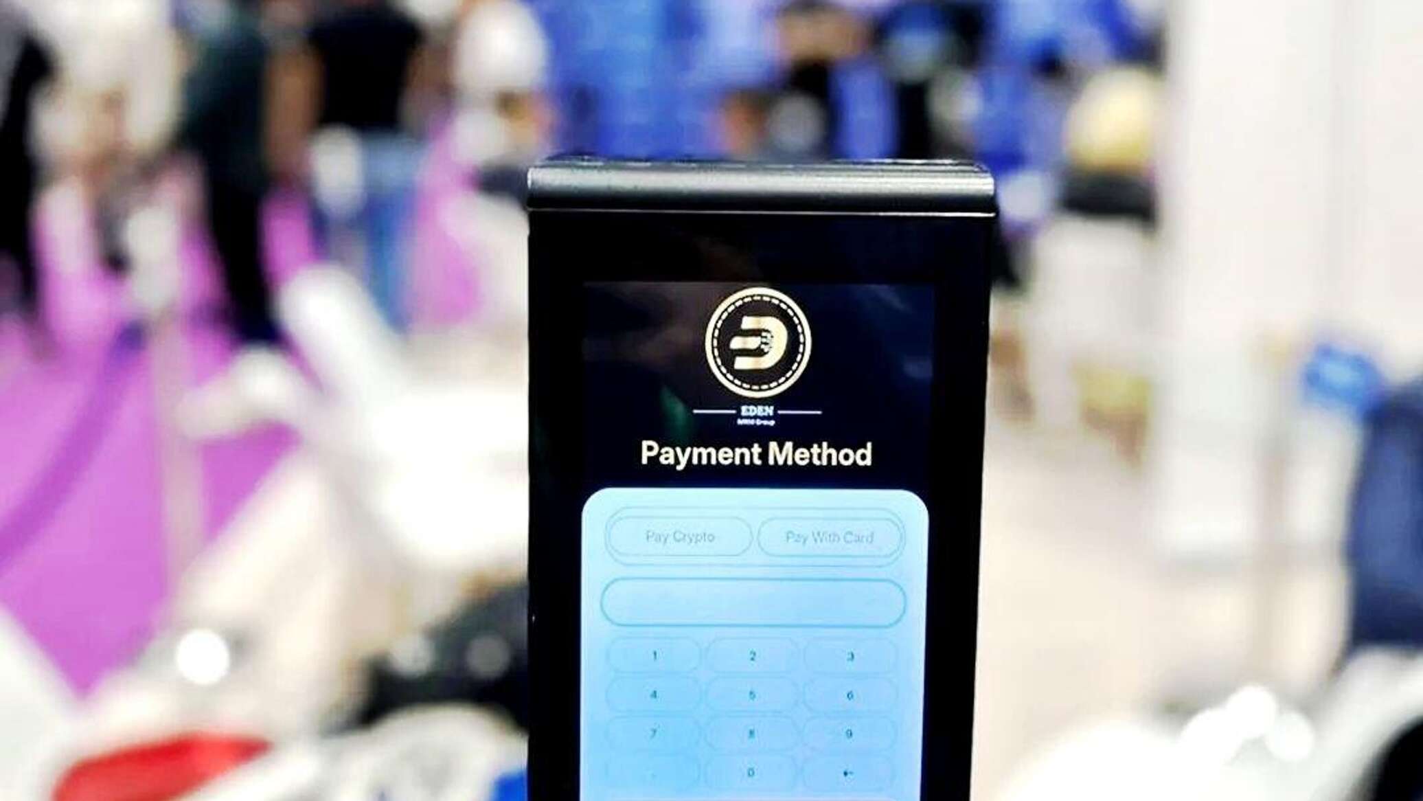 الإمارات تكشف عن أول جهاز في العالم للدفع باستخدام العملات الرقمية