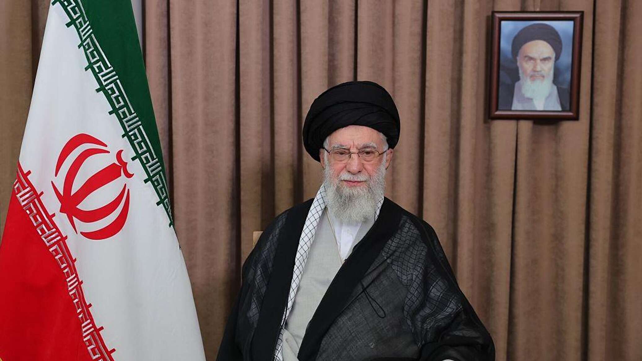 خامنئي يغرد تزامنا مع بدء تنفيذ "الهجوم المزدوج" على إسرائيل