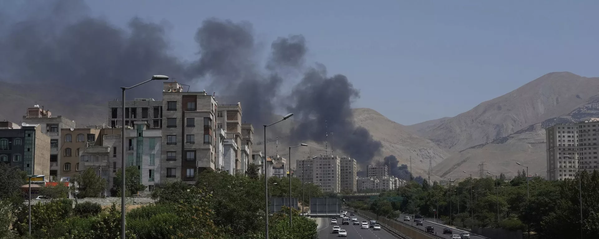 تصاعد أعمدة الدخان من أحد مخازن النفط في العاصمة الإيرانية طهران عقب غارة إسرائيلي - سبوتنيك عربي, 1920, 17.06.2025