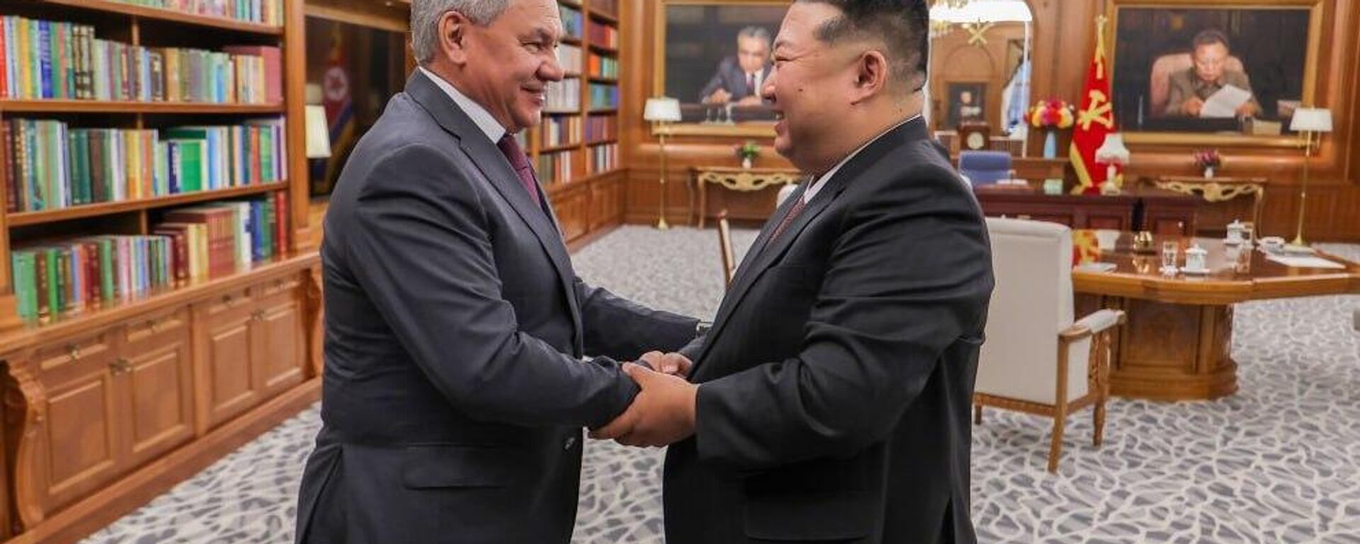 زعيم كوريا الديمقراطية  كيم جونغ أون وأمين مجلس الأمن الروسي سيرغي شويغو  - سبوتنيك عربي, 1920, 18.06.2025