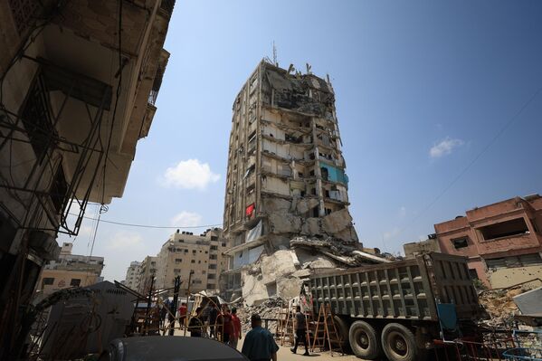 العائلات الفلسطينية في قطاع غزة التي لا تجد مأوى تعيش في ظروف صعبة في خيام مؤقتة نصبت على جوانب الطرق - سبوتنيك عربي