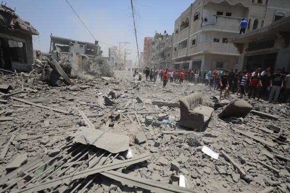 الدمار الذي أعقب الهجمات الإسرائيلية على منزل عائلة ثابت في مخيم المغازي للاجئين، في وسط غزة - سبوتنيك عربي