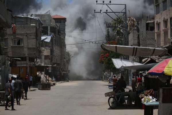 تصاعد أعمدة كثيفة من الدخان في مخيم المغازي للاجئين، الواقع في وسط غزة بعد الهجمات الإسرائيلية - سبوتنيك عربي