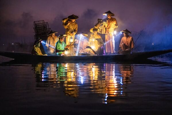 مجموعة من الشبان يبحرون على قارب ليلا، للصحفي سو باي لين، تايلاند. مجموعة من الشبان يبحرون على قارب ليلا، للصحفي سو باي لين، تايلاند. - سبوتنيك عربي