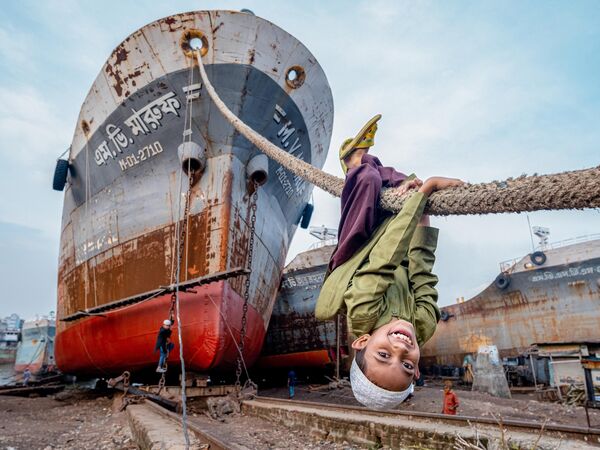 صورة لطفل يلعب بحبال السفن في حوض لبناء السفن، للمصور رقيب علم خان، بنغلاديش. صورة لطفل يلعب بحبال السفن في حوض لبناء السفن، للمصور رقيب علم خان، بنغلاديش. - سبوتنيك عربي