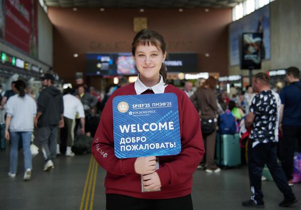 متطوعة في منتدى بطرسبورغ الاقتصادي الدولي تلتقي بالمشاركين في محطة مترو موسكو في مدينة سان بطرسبورغ. - سبوتنيك عربي