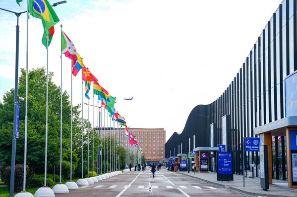 صورة من أمام المبنى الذي سينعقد فيه منتدى بطرسبورغ الاقتصادي الدولي لعام 2025.   - سبوتنيك عربي