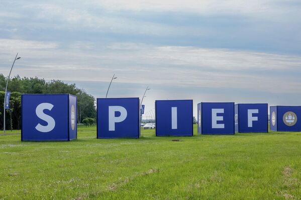 لافتات تزين الشوارع استعدادا لانطلاق منتدى بطرسبورغ الاقتصادي الدولي لعام 2025، في مدينة سان بطرسبورغ. - سبوتنيك عربي