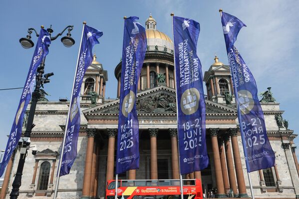 لافتات أمام كاتدرائية القديس إسحاق في مدينة سان بطرسبورغ، استعدادا لانطلاق منتدى بطرسبورغ الاقتصادي الدولي لعام 2025. - سبوتنيك عربي