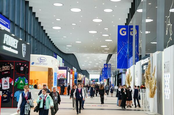 صورة للمشاركين في منتدى بطرسبورغ الاقتصادي الدولي لعام 2025.  - سبوتنيك عربي