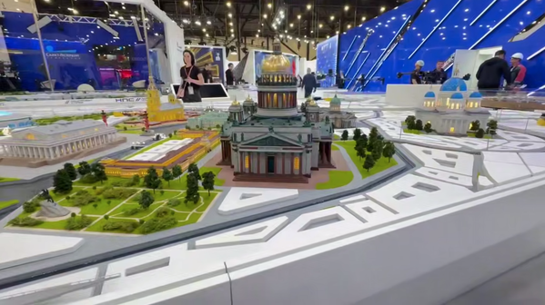 مجسم لكاتدرائية القديس إسحاق في مدينة سان بطرسبورغ، ضمن منتدى بطرسبورغ الاقتصادي الدولي لعام 2025.  - سبوتنيك عربي