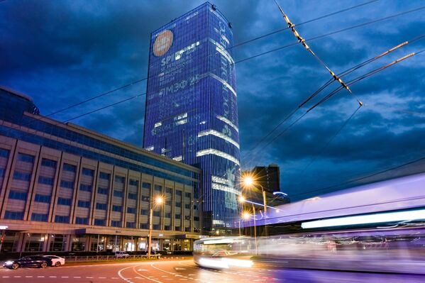 ناطحة سحاب تحمل شعار منتدى بطرسبورغ الاقتصادي الدولي لعام 2025.  - سبوتنيك عربي