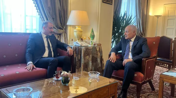 الأمين العام لجامعة الدول العربية أحمد أبو الغيط يستقبل مندوب دولة فلسطين بالجامعة العربية السفير مهند العكلوك في مقر الأمانة العامة بالقاهرة - سبوتنيك عربي