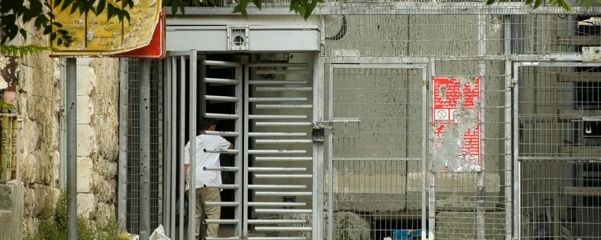 إسرائيل تفرض إغلاقا شاملا على الضفة الغربية تزامنا مع تواصل غاراتها الجوية على إيران - سبوتنيك عربي, 1920, 18.06.2025