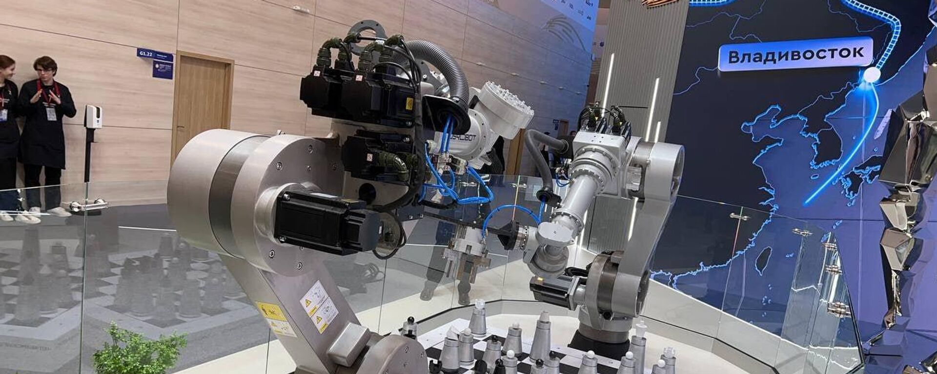 روبوتات تلعب الشطرنج في منتدى بطرسبورغ الاقتصادي الدولي - سبوتنيك عربي, 1920, 20.06.2025