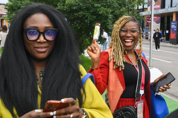 صورة لمشاركات من أفريقيا في منتدى بطرسبورغ الاقتصادي الدولي لعام 2025. - سبوتنيك عربي