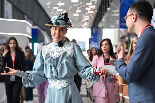 متطوعة تستقبل المشاركين في منتدى بطرسبورغ الاقتصادي الدولي 2025. - سبوتنيك عربي