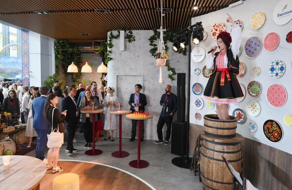 زوار يشاهدون عرضا فنيا في منتدى بطرسبورغ الاقتصادي الدولي 2025. - سبوتنيك عربي