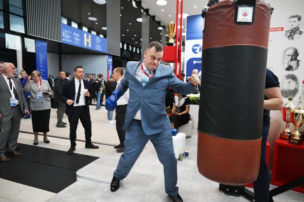 لقطة طريفة لشاب يقوم بلكم &quot;كيس الملاكمة&quot; المعروض في منتدى بطرسبورغ الاقتصادي الدولي لعام 2025.  - سبوتنيك عربي