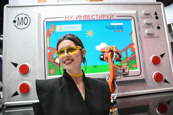 صورة لفتاة في قسم التكنولوجيا والذكاء الاصطناعي، ضمن منتدى بطرسبورغ الاقتصادي الدولي لعام 2025.  - سبوتنيك عربي