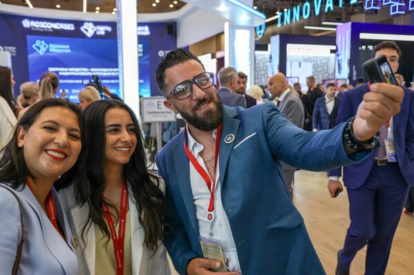 زوار يلتقطون صورة &quot;سيلفي&quot; في منتدى بطرسبورغ الاقتصادي الدولي لعام 2025.  - سبوتنيك عربي