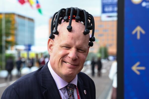 لقطة طريفة لأحد زوار منتدى بطرسبورغ الاقتصادي الدولي لعام 2025. - سبوتنيك عربي